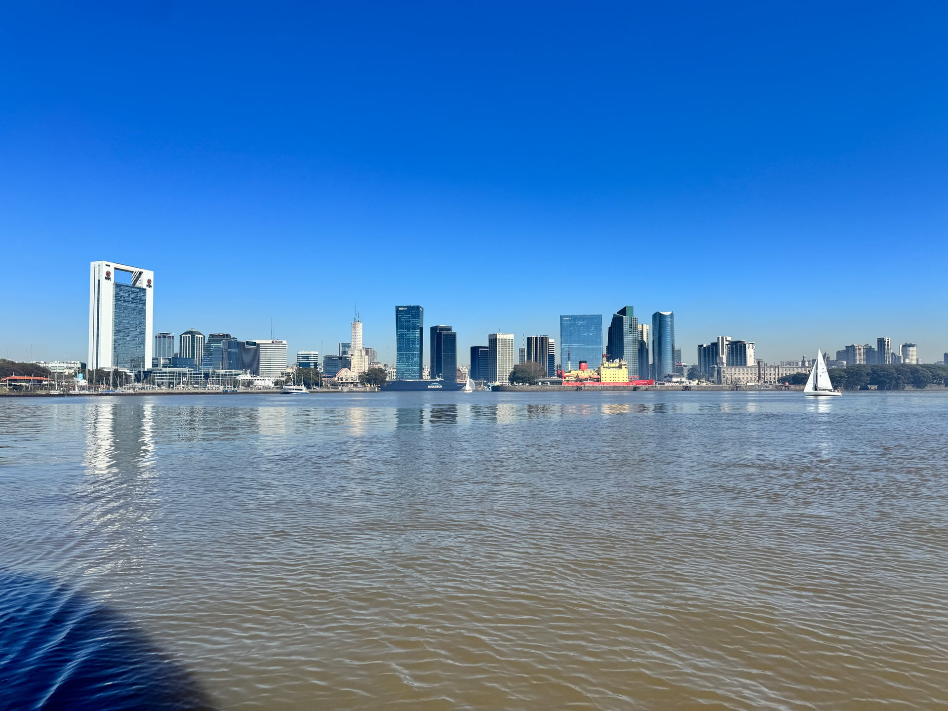 Velero navegando en el Río de la Plata — blog náutico de Espacio Náutico Buenos Aires