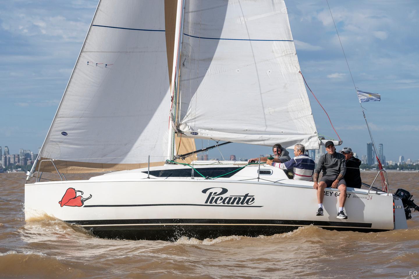 Alumnos en clase práctica de navegación en velero — escuela náutica Buenos Aires — foto 1