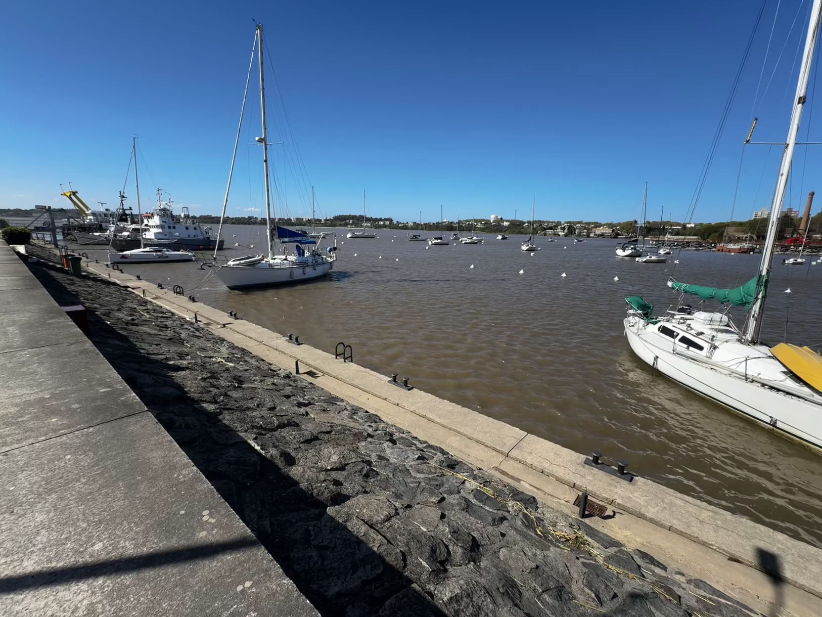 Marina y embarcaciones en Costanera Norte, Palermo — base operativa de Espacio Náutico Buenos Aires